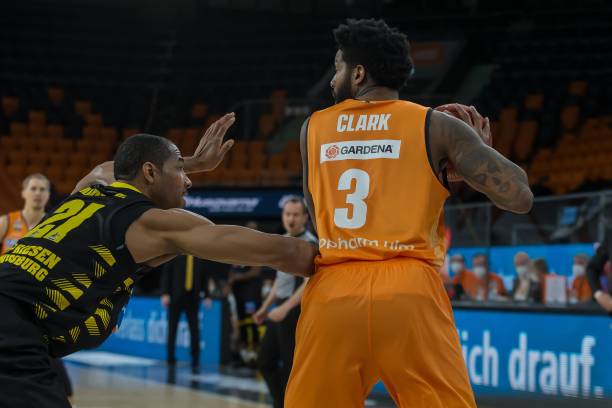 守中为锋线 守中为锋线